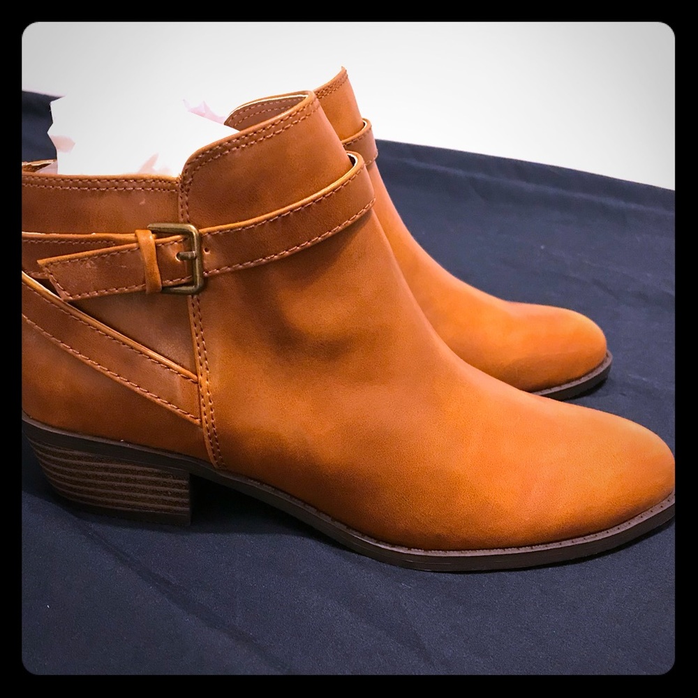 Size 7 American Eagle tan booties